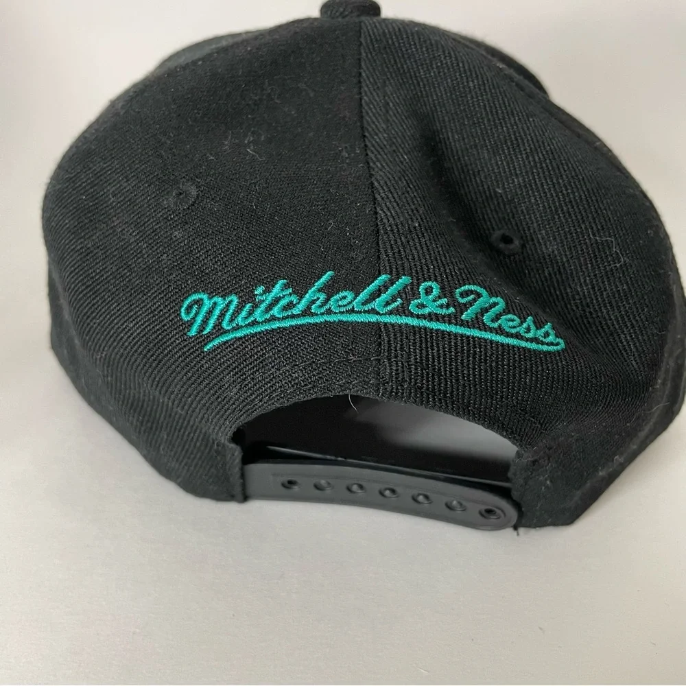 Mitchell & Ness NBA San Antonio Spurs HWC Core Basic Snapback Hat - Picture 4 of 11